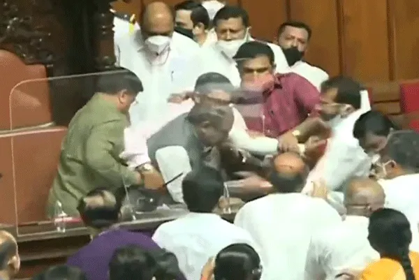 कर्नाटक विधानपरिषद् में अमर्यादित आचरण चिंताजनक