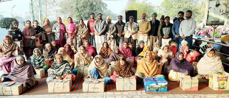 गिद्दड़बाहा की साध-संगत ने 25 जरूरतमंद परिवारों को बांटा राशन