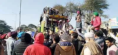 कृषि कानूनों की प्रति जलाकर मनाई लोहड़ी