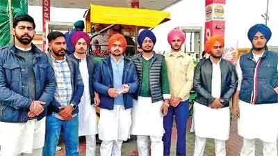 नौजवानों ने दिल्ली जा रहे किसानों के ट्रैक्टरों में डाला ‘मुफ्त डीजल’