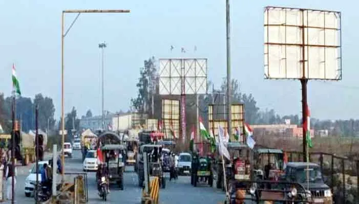 परेड में आए ट्रैक्टर-ट्रालियों की शुरू हुई वापसी