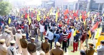 कृषि कानूनों के खिलाफ किया विरोध प्रदर्शन