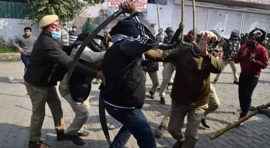 सिंघु बॉर्डर पर हिंसक झड़प में अलीपुर एसएचओ घायल