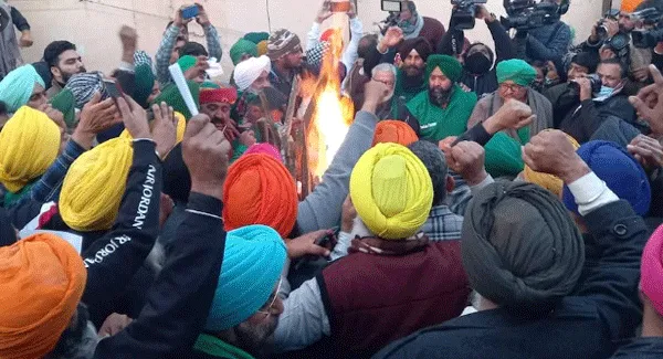 किसानों ने कृषि सुधार कानूनों की प्रतियां जलायी