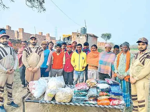 डेरा अनुयायियों ने ईंट-भट्ठा पर प्रवासी परिवारों के साथ लोहड़ी का त्योहार मनाया