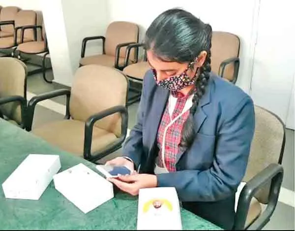 राष्ट्रीय बेटी दिवस : 12वीं कक्षा की 6742 छात्राओं को प्रदान किये स्मार्ट फोन