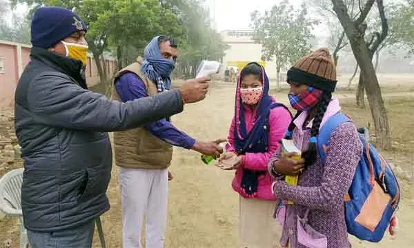 अव्यवस्थाओं के बीच स्कूलों में फिर लौटी रौनक