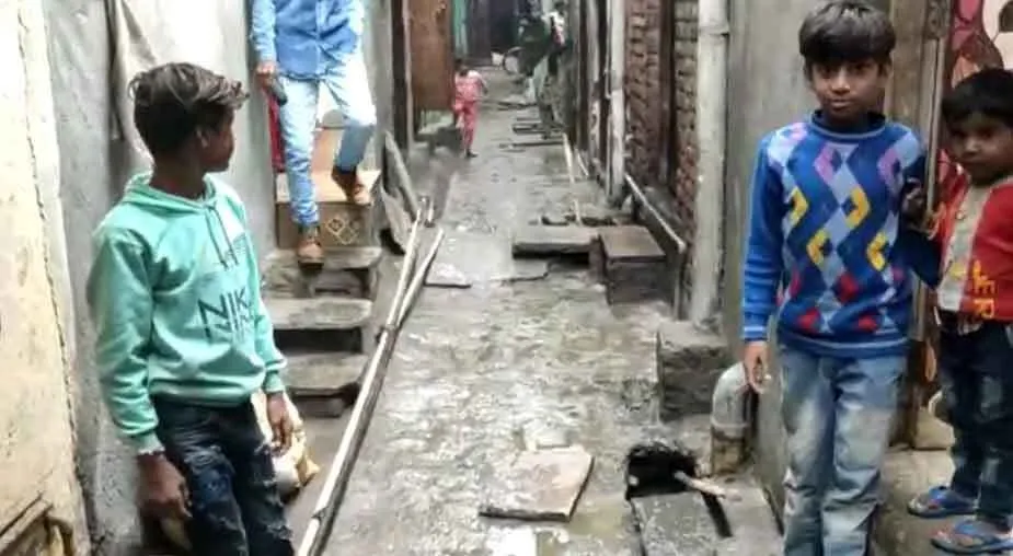 सीवरेज समस्या को लेकर नया बाजार वासियों ने लगाया जाम
