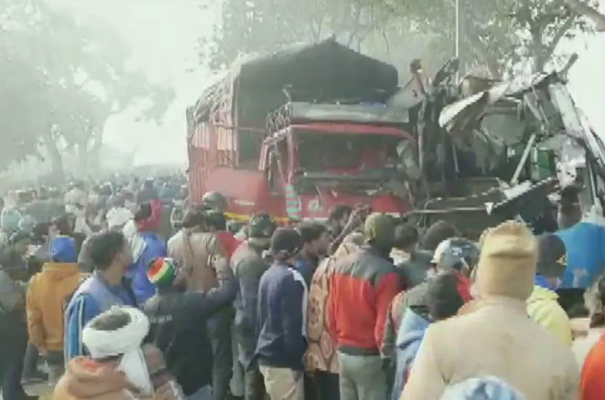 मुरादाबाद-आगरा हाईवे पर सड़क हादसा, 10 की मौत, 12 लोग घायल