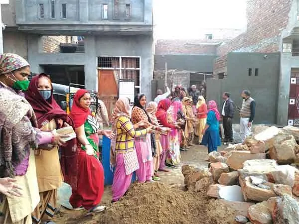 ब्लॉक गँगवा की साध-संगत ने जरुरतमंद महिला को बनाकर दिया मकान