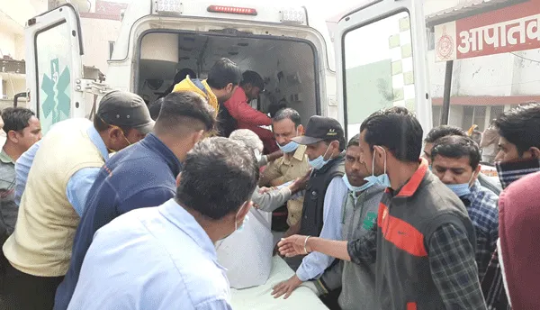 ट्रक-बोलेरो की टक्कर में 12 घायल, 3 गंभीर