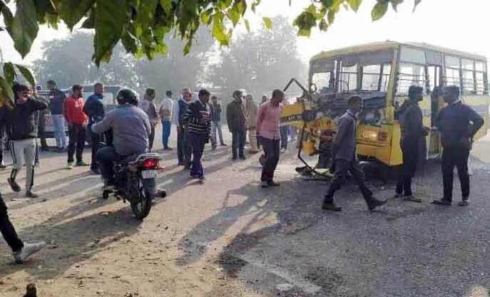 स्कूल बस और ट्राले की भीषण टक्कर, 6 घायल