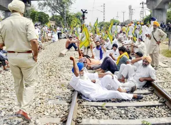 किसानों का धरना प्रदर्शन जारी, 18 फरवरी को होगा देशभर में रेल रोको कार्यक्रम