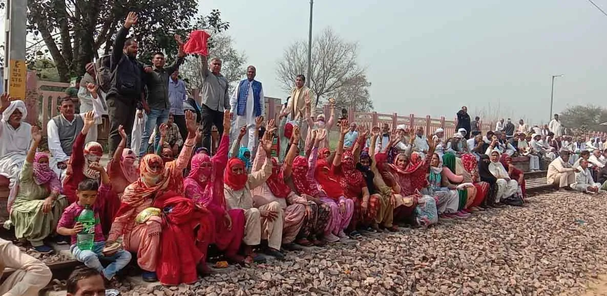 आंदोलन के 85वें दिन किसानों ने रोकी ट्रेनें