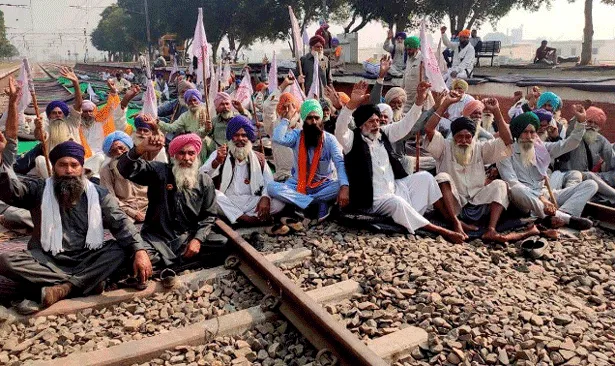 किसानों ने रोकी रेल की रफ्तार