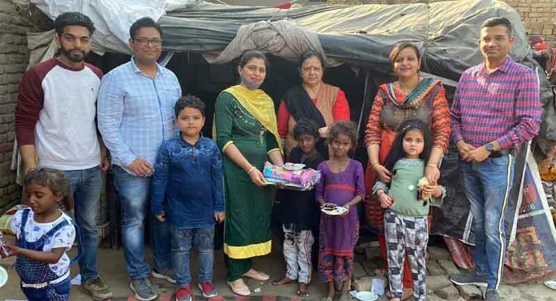 2 दर्जन बच्चों को स्टेशनरी व मिठाई की वितरण