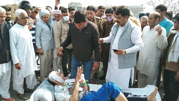 पत्रकार पर जानलेवा हमले के विरोध में लगाया जाम
