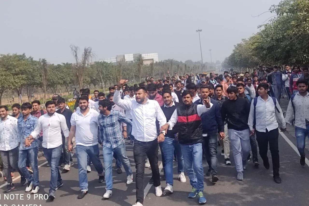छात्रों के परीक्षा पैटर्न को लेकर एमडीयू कुलपति का किया घेराव
