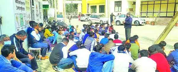 कोरोना काल में सेवाएं देने वाले आऊटसोर्सिंग कर्मी वेतन को तरसे
