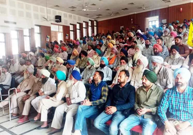 दिल्ली-कटरा हाईवे मामला: तीन दिन से ऑडिटोरियम में डटे किसान