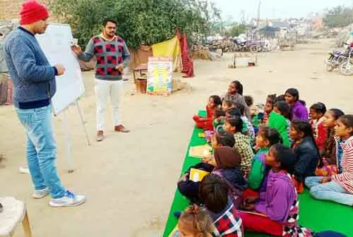 …अब हाथों में कचरा नहीं, किताबों से संवार रहे भविष्य