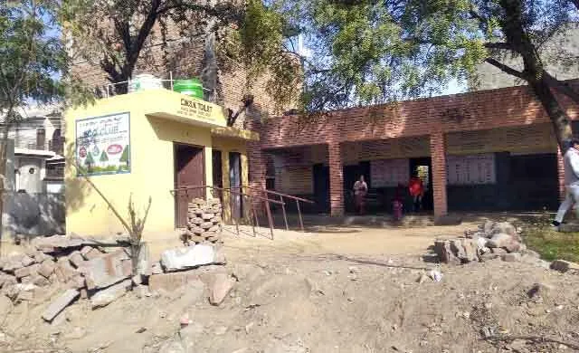 कंडम चारदीवारी के चलते अध्यापकों को विद्यार्थियों की पढ़ाई से ज्यादा सुरक्षा की चिंता
