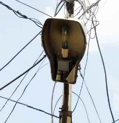 स्ट्रीट लाइटें खराब, शाम ढलते ही पसर जाता है अंधेरा