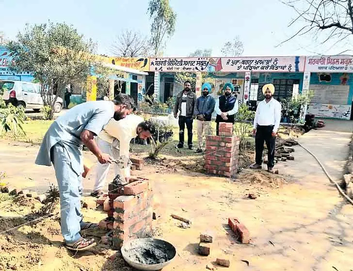 पंचायत ने गांव के हर मोड़ पर लगाई एलईडी लाईटें, रात को भी दिन जैसा बना माहौल