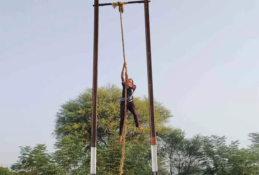 जज्बा: फौज की भर्ती के लिए युवाओं  में दिख रहा जोश, बहा रहे पसीना