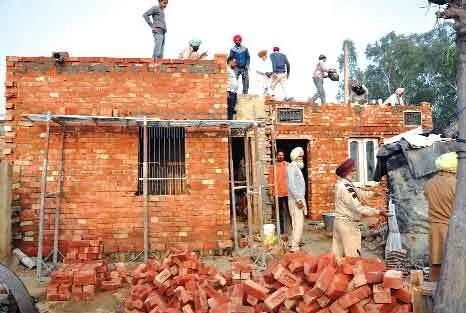 डेरा श्रद्धालुओं ने आर्थिक तौर पर कमजोर परिवार को बनाकर दिया आशियाना