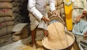 राशन में सेंध लगा रहा डीपू होल्डर, 25 किलो की जगह सिर्फ 20 किलो ही देता है गेंहू