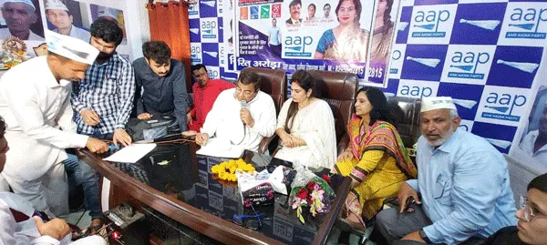 आम आदमी पार्टी के सांसद और कार्यकर्ताओं ने सोशल डिस्टेंस की खुलकर उड़ाई धज्जियां