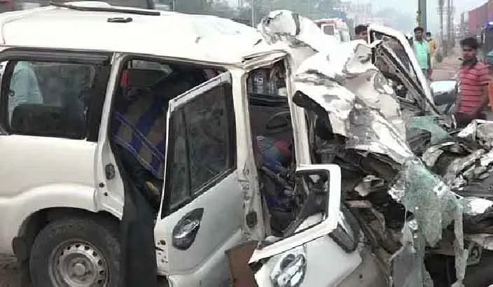 ट्रक में घुसी स्कॉर्पियो, आठ की मौत