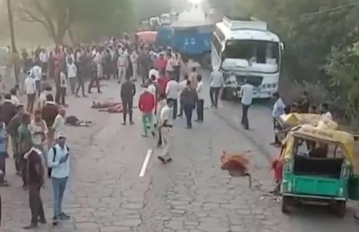 बस और आटो की टक्कर में दस की मौत, तीन गंभीर