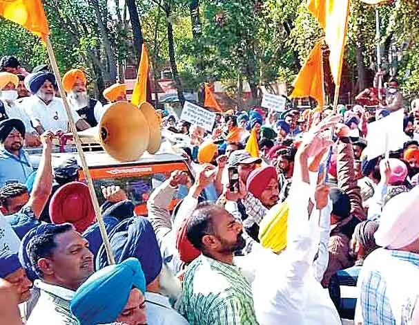 बजट सत्र : सदन के बाहर भी राज्यपाल का रास्ता रोक खड़े हुए अकाली-आप विधायक
