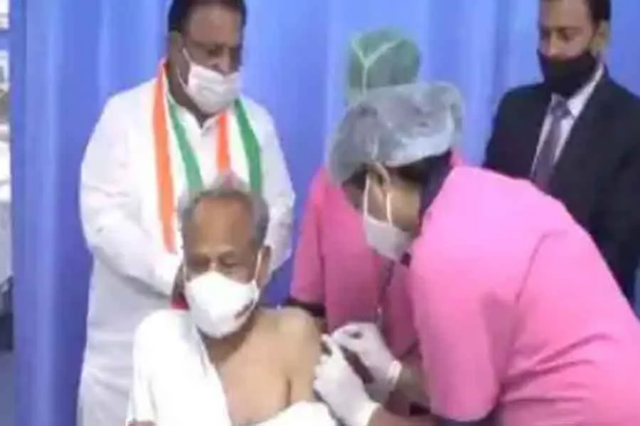 सीएम अशोक गहलोत ने लगवाया कोरोना का टीका