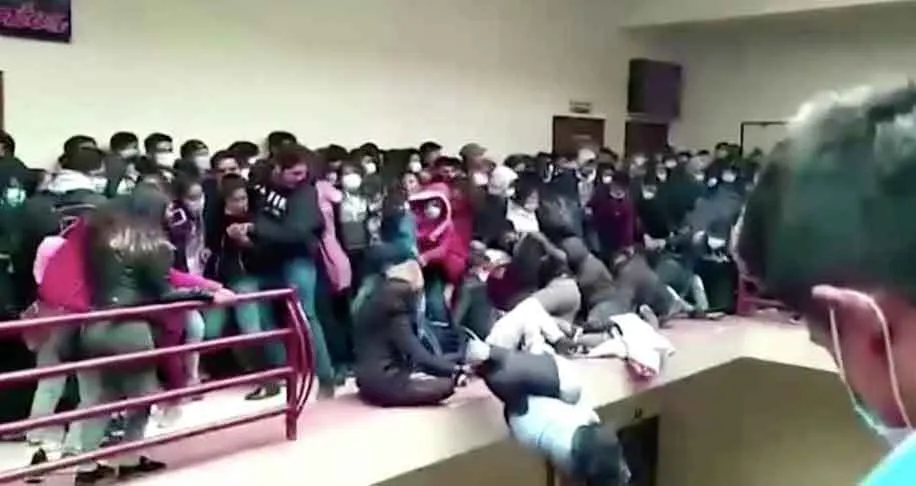 बोलीविया में रेलिंग गिरने से पांच लोगों की मौत
