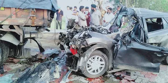 ट्राले में घुसी कार, तीन की मौत, एक घायल