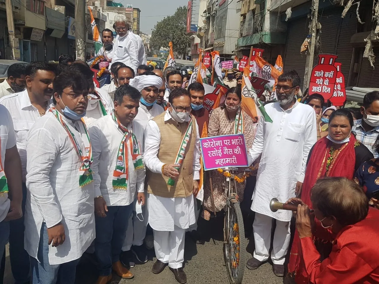 कांग्रेसियों ने निकाली महंगाई की बारात