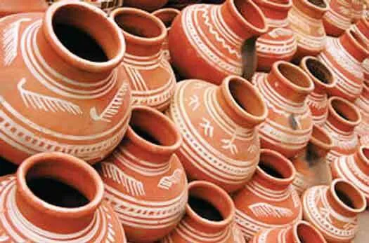 आयी गर्मी की आहट, ठण्डे पानी के लिए मटके बनने शुरू
