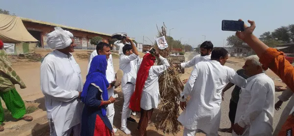भाजपा रास सांसद के विवादित बोलों पर फूटा किसानों का गुस्सा, फूंका पुतला