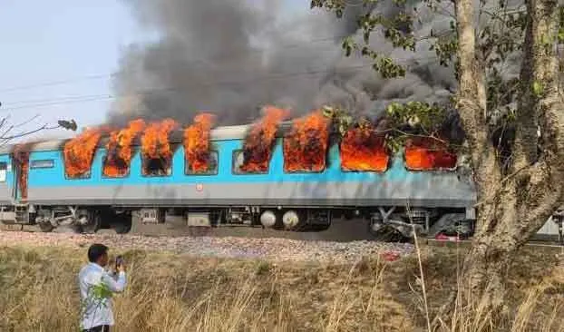 धूं-धूं कर जल गया चलती शताब्दी एक्सप्रेस का डिब्बा, बाल-बाल बचे सवार