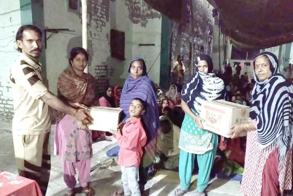 साध-संगत ने जरूरतमंद परिवारों को दिया राशन