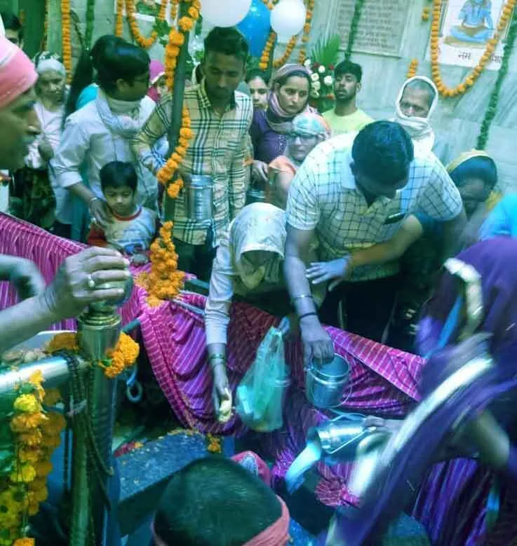 महाशिवरात्रि को लेकर उमड़ी श्रद्धालुओं की भीड़