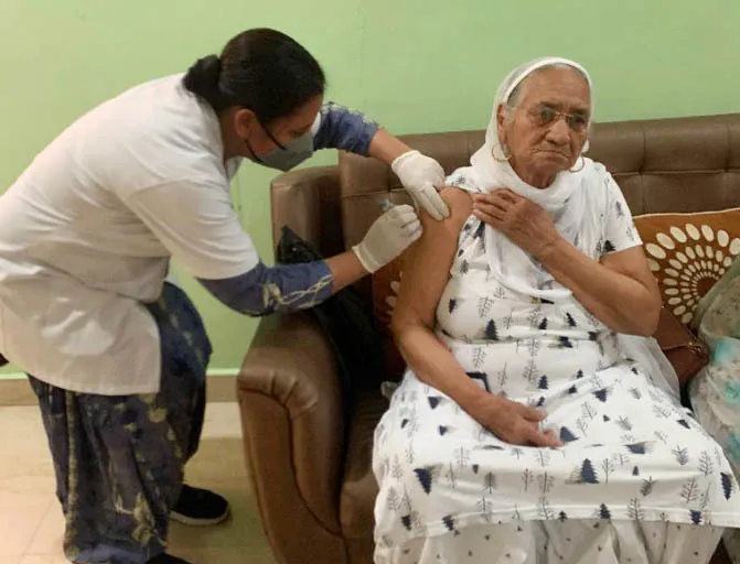 पूज्य माता नसीब कौर जी इन्सां ने लगवाई कोरोना वैक्सीन