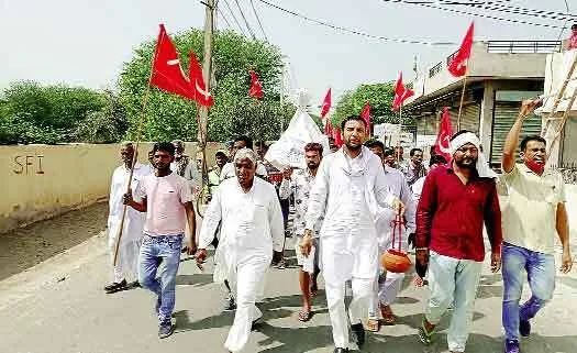महंगाई के विरोध में प्रधानमंत्री व मुख्यमंत्री का जलाया पुतला