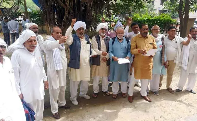 डीजल-पेट्रोल व गैस की बढ़ती कीमतों के खिलाफ किया प्रदर्शन