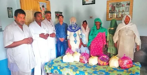 कुस्सर की साध-संगत ने पाँच जरूरतमंद परिवारों को बांटा राशन