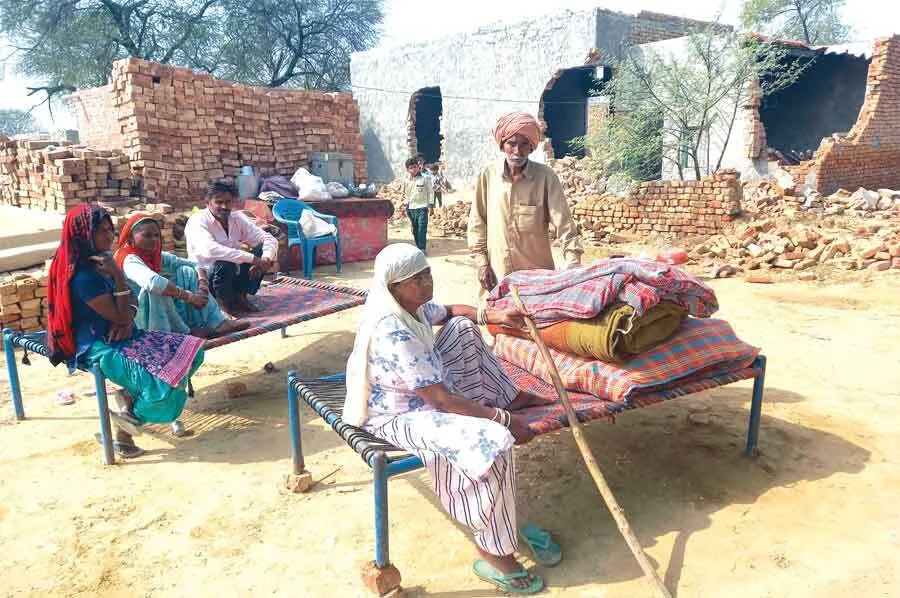 खुले आसमान के नीचे बिताई रात, सोए भूखे पेट