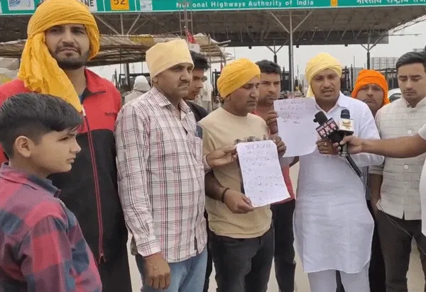 युवाओं ने अपने खून से प्रधानमंत्री के नाम लिखा खत